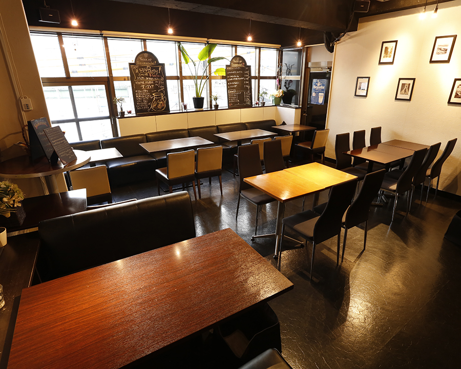 窓際のソファ席とテーブル席が並ぶ店内