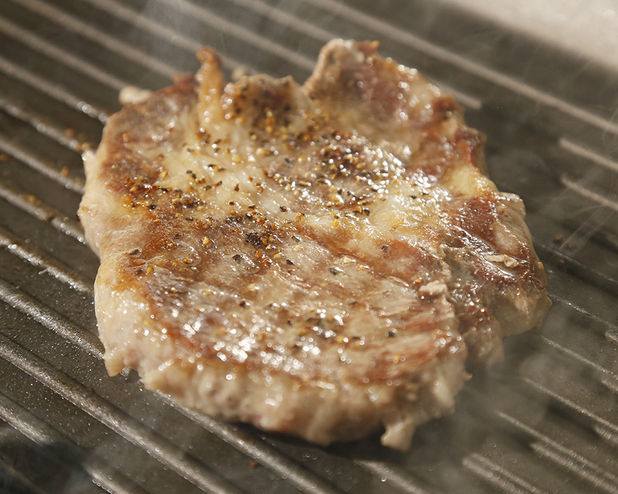 鉄板で焼き上げる肉料理